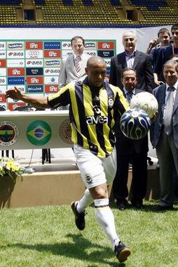 卡洛斯·门西亚：我在这里,足球传奇的辉煌岁月与不朽传奇